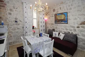 L & L Old Town Apartments - Image 1