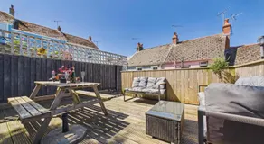 Shell Cottage - 2 Bedroom Holiday Home - Tenby - Image 3