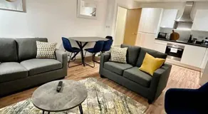 Spacious 2 bed ground floor apartment, Free parking, close to Historic dockyard & Gunwharf Quays - Image 2