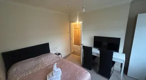 Eastcote London Retreat 3 min walk to Tube 30 min to central London , Free parking 3 cars, Private 1st Floor 2 Bedroom Suite 2 smart TVs with Fully Equipped Kitchen and Bathroom - Image 2