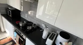 Spacious 3 bedroom house close to local amenities in Thamesmead - Image 3