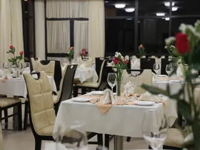 Caravan Hotel - Image 5