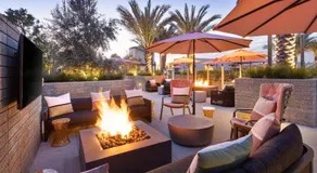 Heart of North Hollywood 2 bed Apt FREE parking, hot tub, pool, gym - Image 4