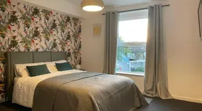 Modern studio apartment; 10min walk to town & quay - Image 4