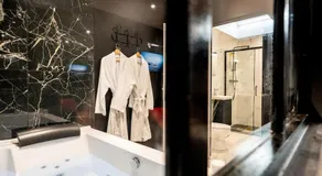 * Love Room jacuzzi * - Image 2