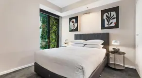 Waterfront Melbourne Apartments - Image 2