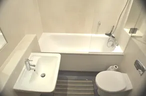 360 Serviced Accommodations - Brentwood 2 Bedroom Executive Apartment with Secure Parking - Image 2