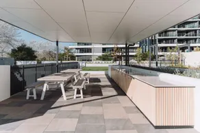 Pristine 2-Bed Apartment with Pool and BBQ - Image 5
