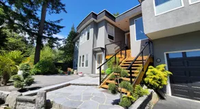 Modern Coastal 2BR Retreat with Hot Tub in Vancouver BC - Image 3