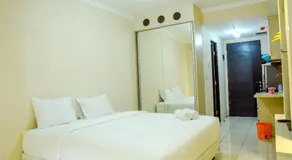 Modern Studio Room at Grand Serpong Apartment By Travelio - Image 2