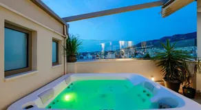 Sky Suite with View & Jacuzzi - Image 2