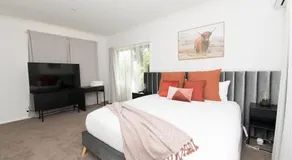 Canobolas Cottage - Amazing Farm Stay, 4 King Beds - Image 2