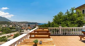 Goro 10 - Front Pool, Kitchen & Parking - Image 4