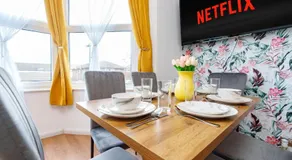 Stylish 3 Bedroom Sea View Apartment -Free Parking- Sleeps 9 - Image 5