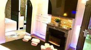 La suite romantique Jacuzzi,parking gratuit,centre - Image 2