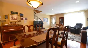 Tuscany 2900 - Classic Italian Style 3BR w Parking near Airport - Image 2