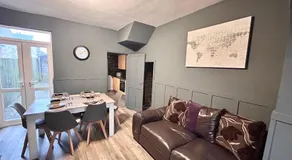 Beautiful 4 bedroom property with 5G WI-FI and smart tv - Image 3
