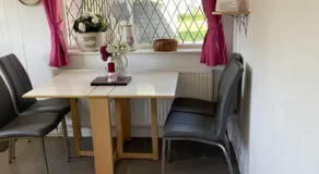 Quiet secluded two bedroom bungalow with parking - Image 5