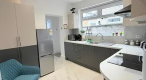 The Cosy Nest Modern - 3BR House - Sleeps 7 - Near City Centre - STARLINK Wi-fi - Image 4