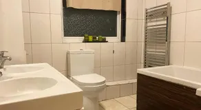 Spacious room in House - Image 3