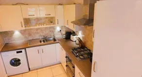 Kings Reach Slough nr Legoland and Ascot Stylish Homely House Sleeps Eight - Image 4