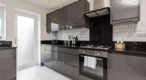 West Green House Spacious 3BR,Wifi,Paid Parking, Next to Crawley Hospital,Close to Gatwick Airport, Contractors, temporary relocations - Image 3