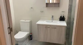 Sleeps 4 with Free Parking 15-min to Beach - Image 4