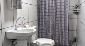 Kitnet para solteiro ou casal com banheiro e cozinha privativos - Image 2