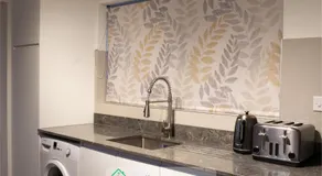 Four Bedroom Spacious House By Dreamy Homes Short Lets And Serviced Accommodation with Free Parking Near Salisbury City Centre - Image 5