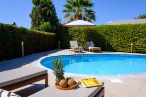 Ivy Blue Villa by Nomads - Short Walk to Coral Bay - Image 2