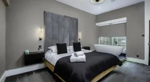 Boutique 2BR On Royal Mile - Freestanding Bathtub - Image 2