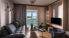 Everblue Apt with Unique Sea & Old Port View in the City Center wlaking distance to all major Sites - Image 2