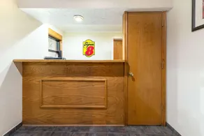 Super 8 By Wyndham Enid - Image 2