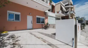 Spacious Home with Parking - Image 5