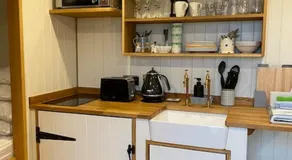 The Hereford Hut, Charming 1 bedroom Shepherds Hut - Image 4