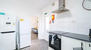 Spacious 6BR Home in Birkenhead Sleeps 12 - Image 4