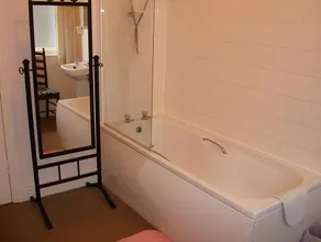 Cleasewood Guest House - Image 2