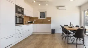 Luxury 2 bedroom apartment with sea view - Image 4