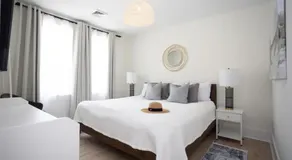 Fully renovated 3Bdr apt 1.5 block from the beach - Image 2