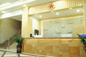 Light Wood · Pengrun Holiday Hotel - Image 3