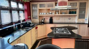 Luxury Canterbury Holiday Home Sleeps Ten Wifi - Image 5