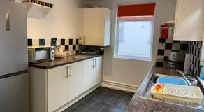 39 Cowley Road - Image 3