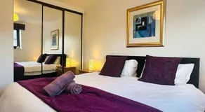 Tower Central Apt l 3 Bed Sleeps 5 l Free Parking) - Image 2