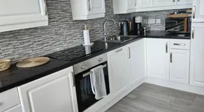 Saltwater Edge Apartment - Image 2