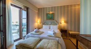 La Boheme Hotel - Image 2