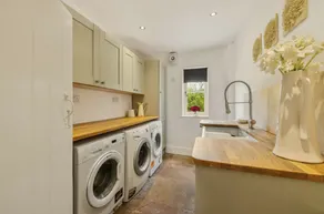 Luxury Cheshire Farmhouse Sleeps 12+ - Image 2