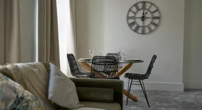Gloucester Apartments by Kahuna Stays, Ideal for Students, Contractors, Professionals & Visitors - Image 3