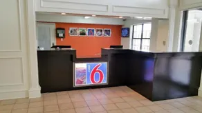 Days Inn & Suites Palestine - Image 5