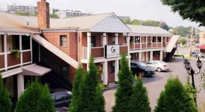 Central Motel Courtyard - Image 4