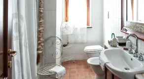 Charming House in Amelia with Lake View, 200 m² - Image 2